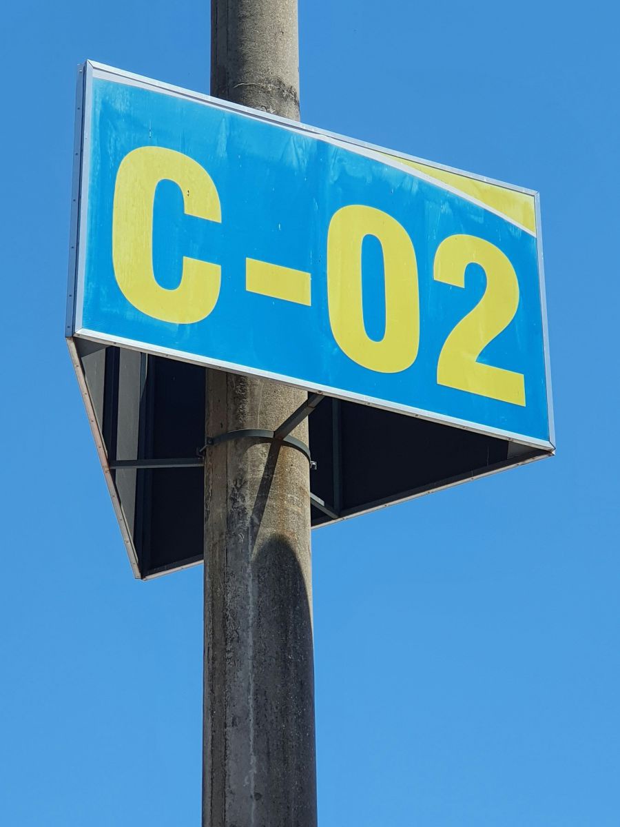 Straßenschild in Blau mit der Aufschrift in Gelb C-O2