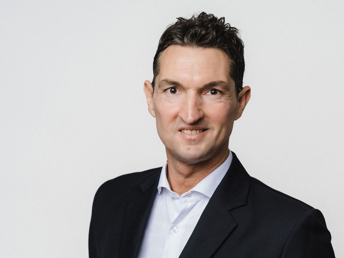 Porträtfoto von Matthias Schwetzel dem neuen Managing Direktor beim Institut für Ökologie, Technik und Innovation. 