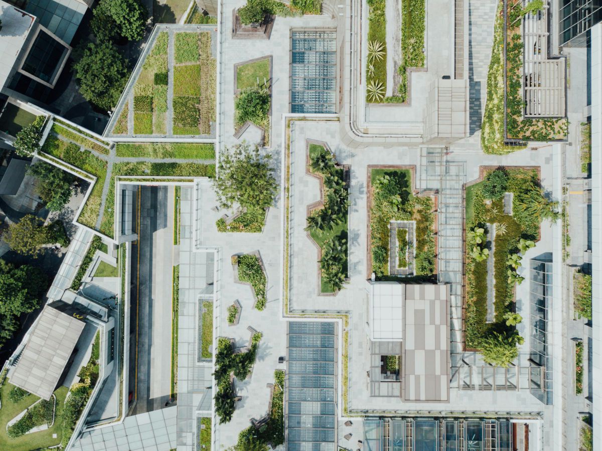 Luftaufnahme eines Stadtgebiets: ein Fleckerlteppich aus grauen und grünen Ecken.