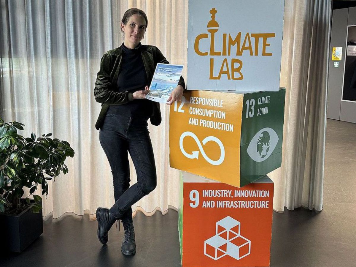 Geschäftsführerin Barbara Inmann mit dem White Paper “Ökonomische Potentiale der Nachhaltigkeit”.