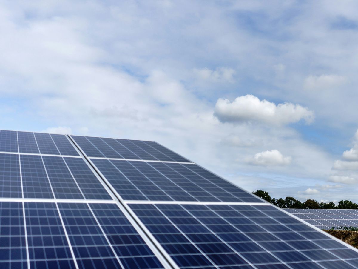 Photovoltaik-Panelen unter freiem Himmel 