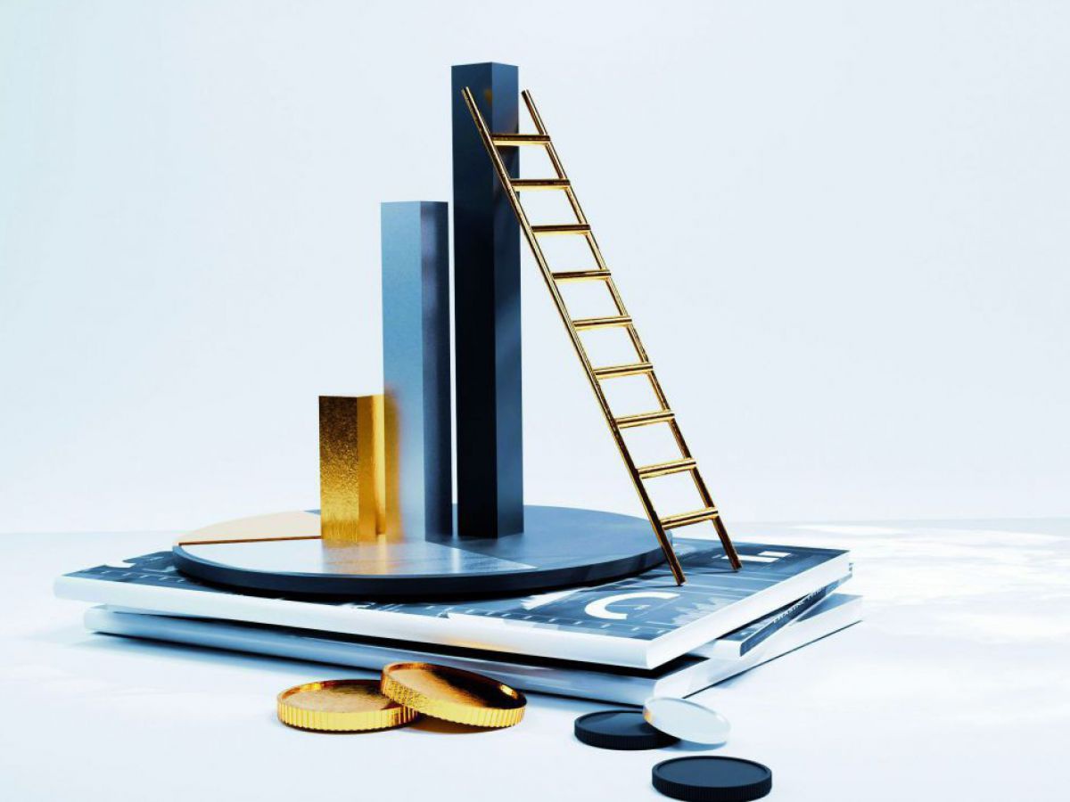 Illustration: auf einem kleinen Stapel Notizbüchern stehen drei 3D-Balken auf einer glänzenden Scheibe, am höchsten lehnt eine Leiter. Neben dem Arrangement liegen zwei goldene Münzen, zwei schwarze und ein weißes Chetons.