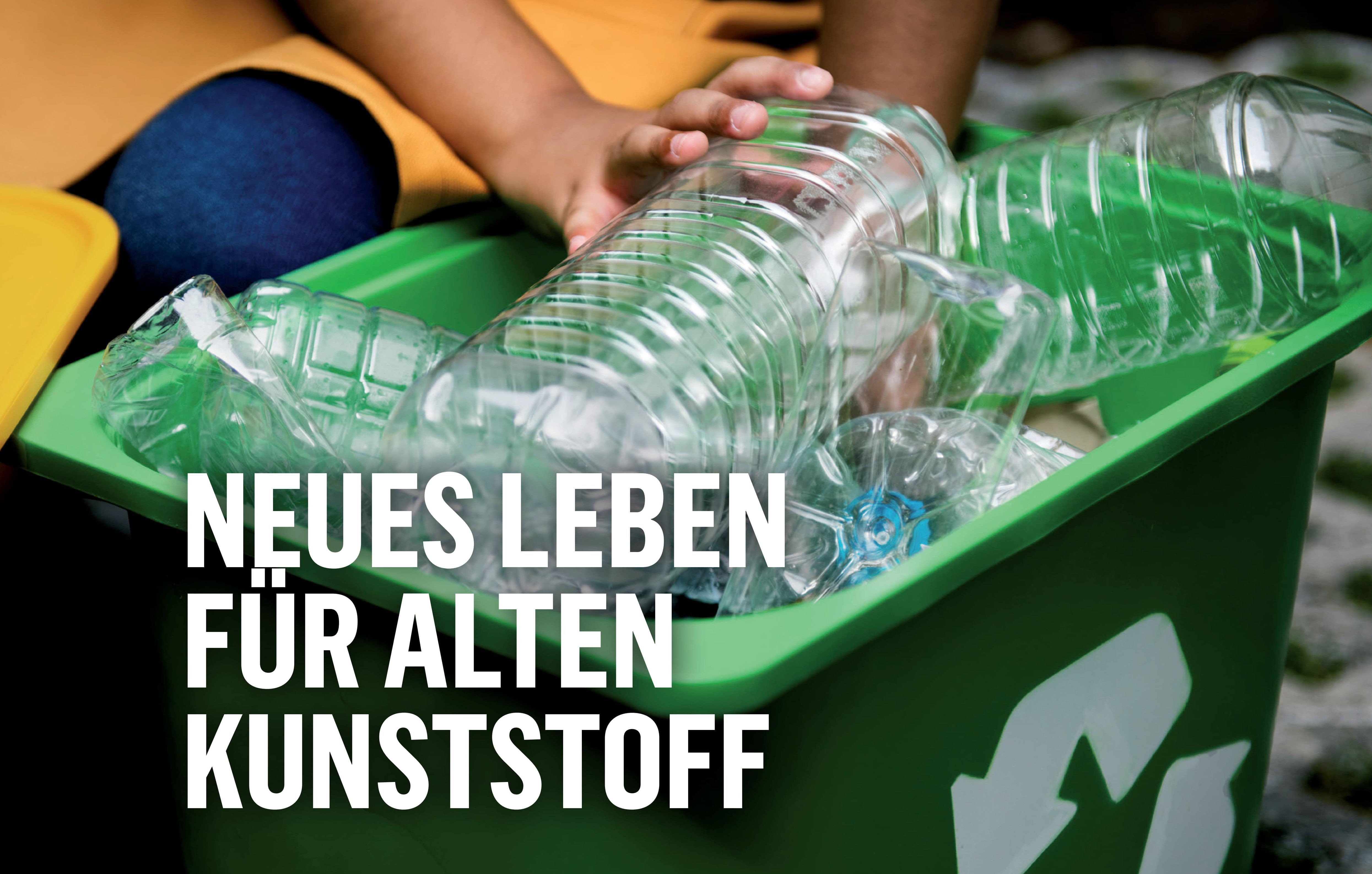 Ein Kind, von dem man nur die Hände sieht, legt leere PET-Flaschen in eine grüne Recyclingtonne, welche schon randvoll ist.