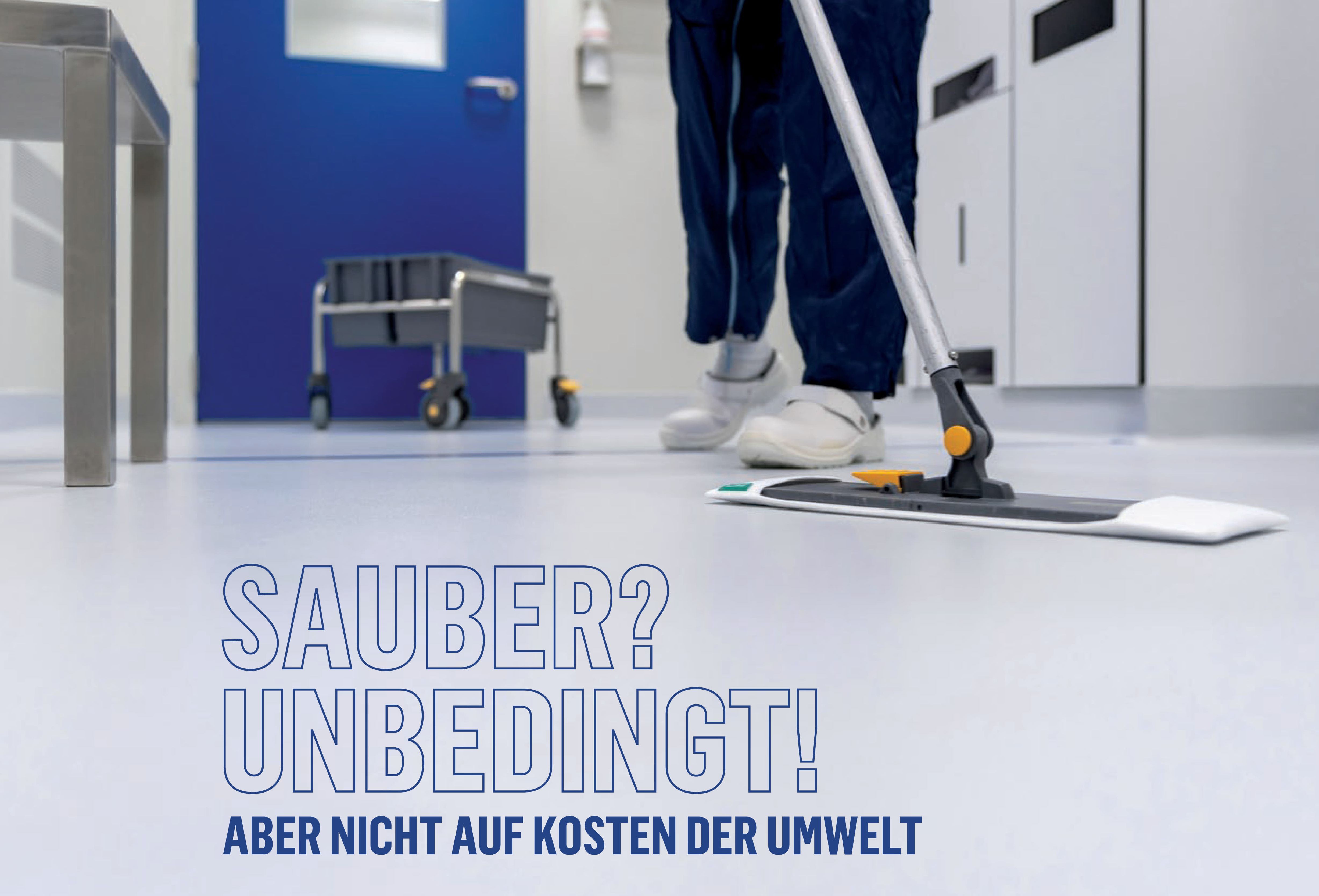Eine Reinigungskraft, von welcher man nur die Beine ab den Knien sieht, reinigt gerade mit einem Wischmopp einen glatten, hellen Kunststoffboden.