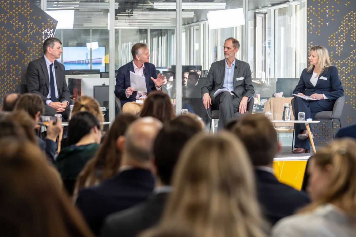 Nonwovens Roundtable in Brüssel. Im Bild v.l.: Aurel Ciobanu‑Dordea (Director for Competitive Circular Economy & Clean Industrial Policy at the European Commission’s DG Environment), Martin Porter (Executive Chair, Cambridge Institute for Sustainability L