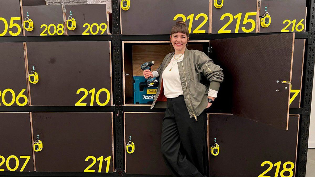 Wibke Giese, Gründerin von Toolbox24, mit einem Akkuschrauber vor den Verleihboxen, in denen diese bereitgestellt werden.