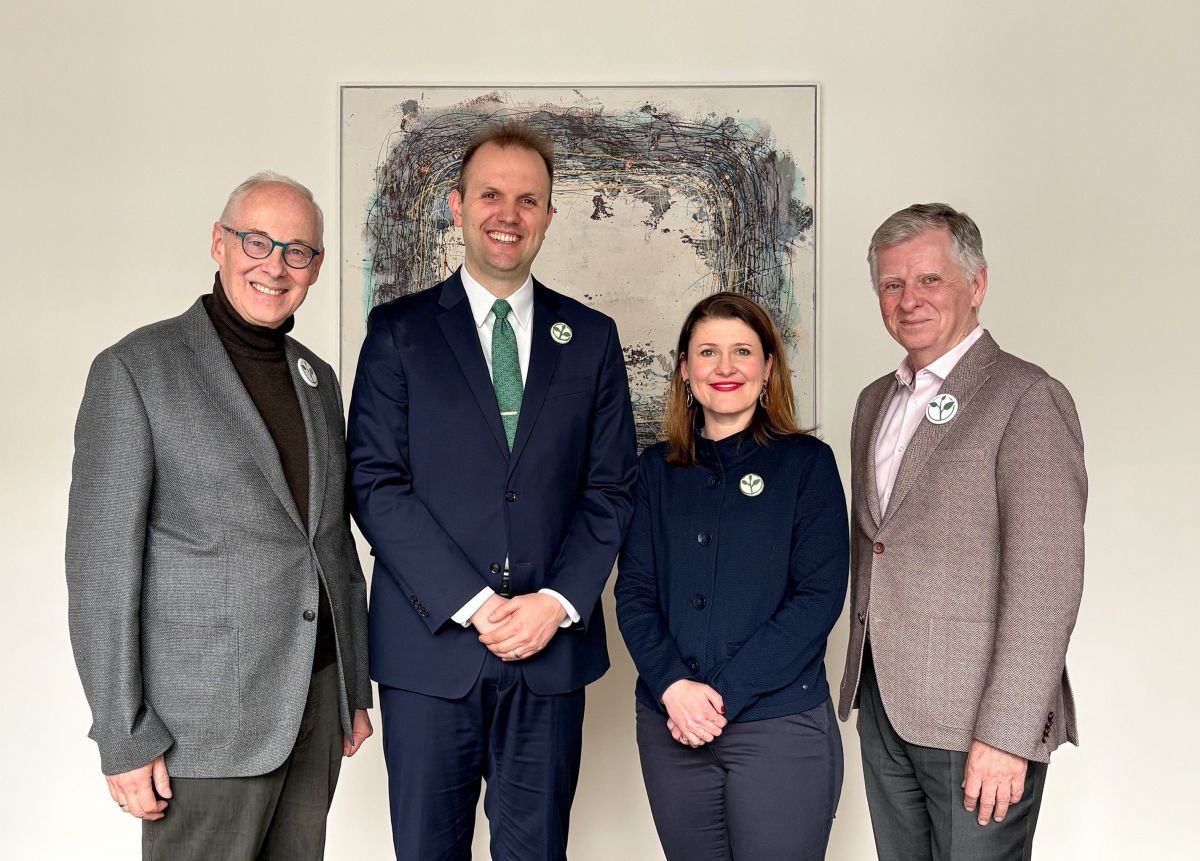 Halbporträt des Führungsteam von Zero Project (v.l.n.r.): Martin Essl, Robin Tim Weis, Anna Königseder, Michael Fembek