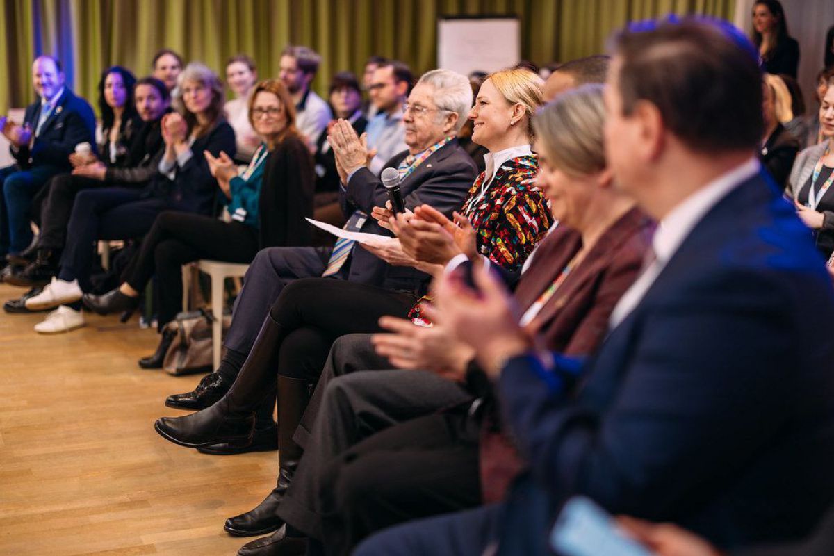 Bundespräsident a.D. Heinz Fischer und Gäste applaudieren.