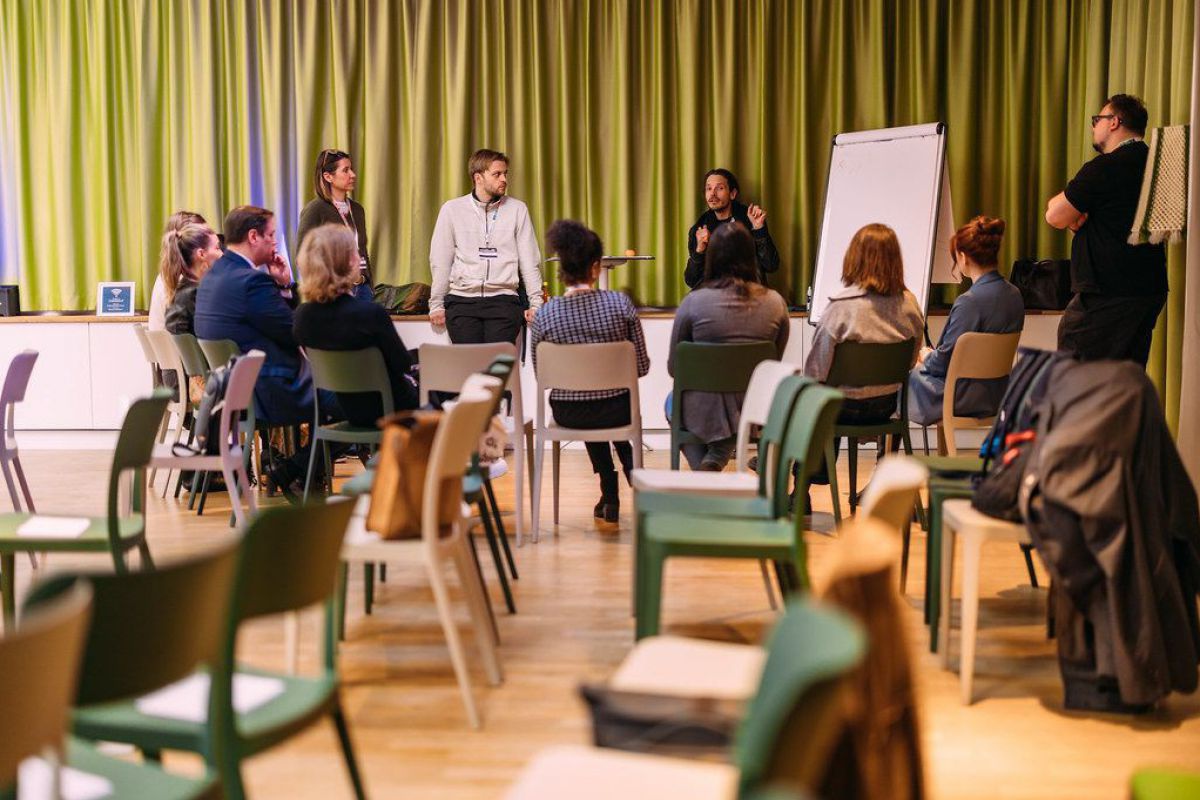 Personen arbeiten im Workshop.