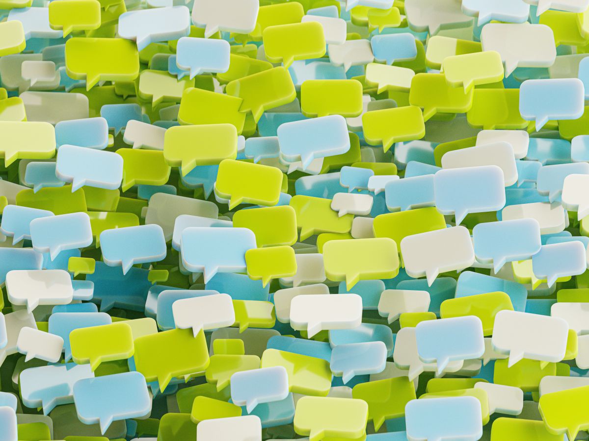 Ein Meer von leeren Sprechblasen im digitalen Design und den Farben Hellgrün, Himmelblau und Weiß.
