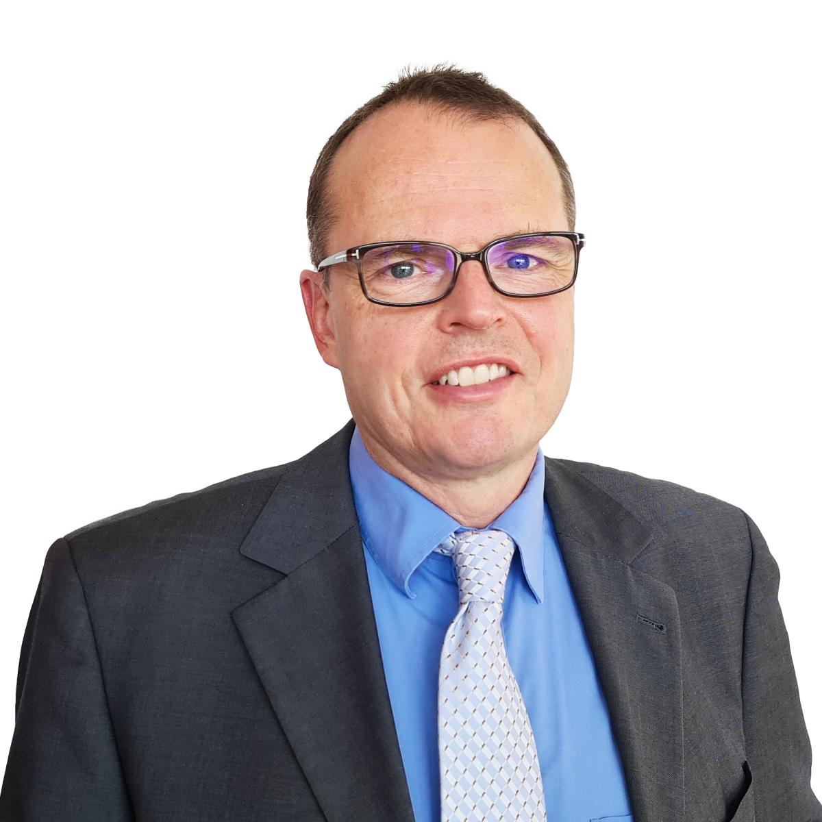 Pressefoto von Andreas Lindinger: Mann in seinen Vierzigern mit hoher Stirn, Brille, glattrasiertem Gesicht, trägt graues Sakko über blauem Hemd, dazu helle Krawatte.