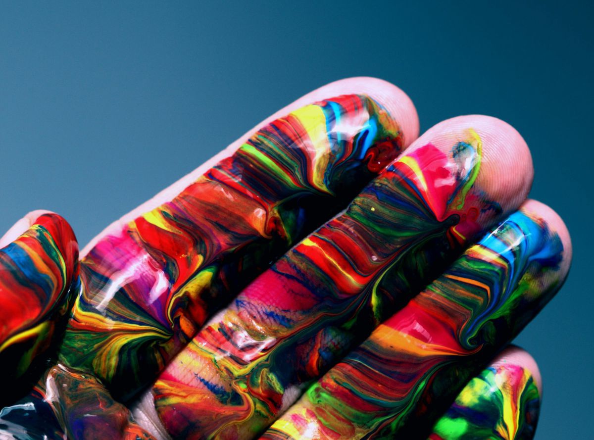 Ein Ausschnitt einer bunt bemalten Hand