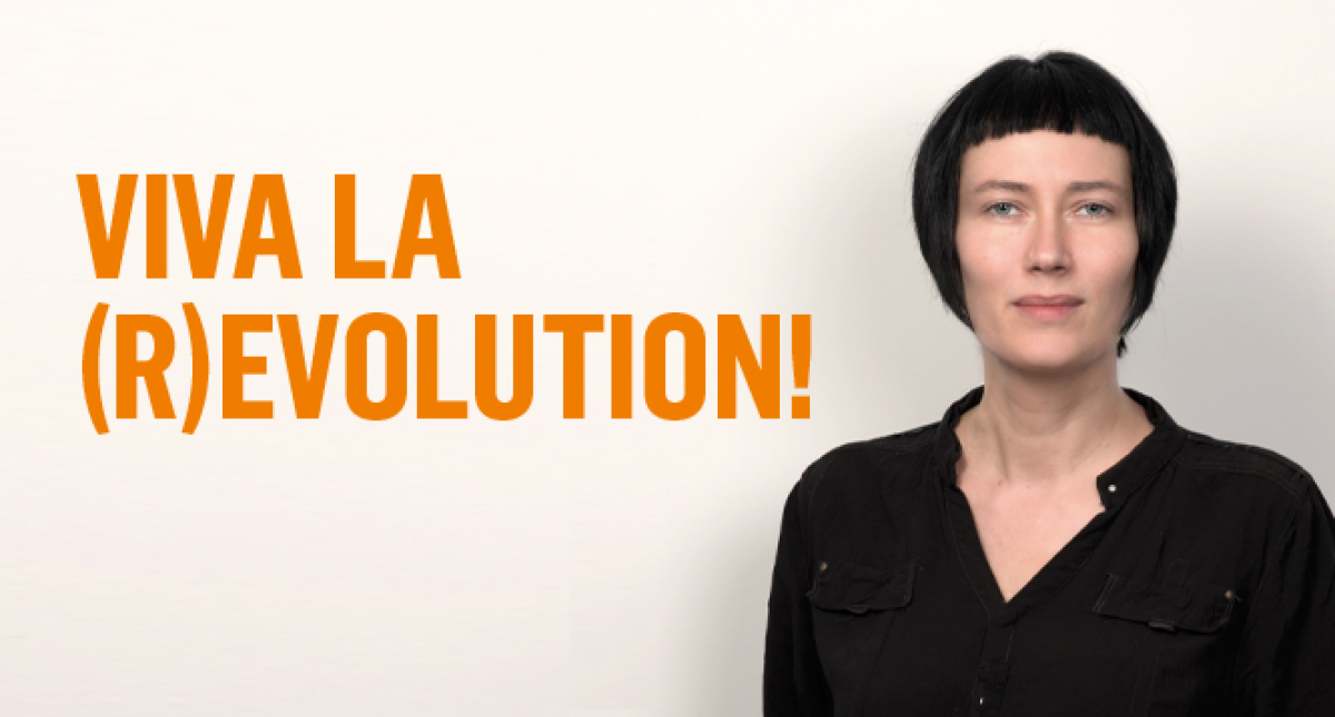 Portraitfoto von Chefredakteurin Martina Madner vor hellem Hintergrund, in orangen Lettern links daneben der Titel der aktuellen Ausgabe: VIVA LA (R)EVOLUTION!