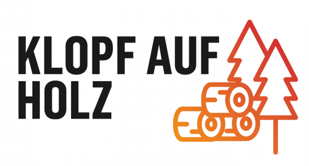 Illustration im Piktogrammstil in Orange-Gelb-Verlauf zeigt zwei Nadelbäume und daneben drei Stücke von Baumstämmen. Links in schwarzen Lettern: KLOPF AUF HOLZ