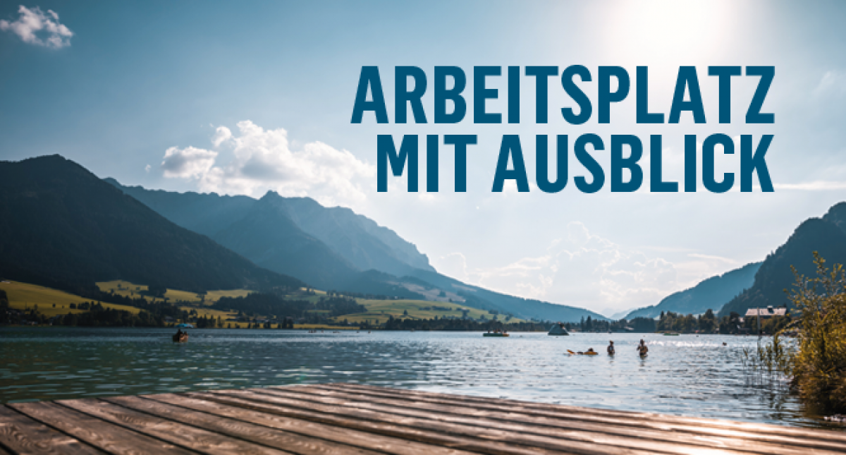 Blick von einem Holzsteg auf einen See zwischen Bergen. Die Sonne scheint, Menschen tummeln sich im Wasser. Titel in blauen Lettern: ARBEITSPLATZ MIT AUSBLICK