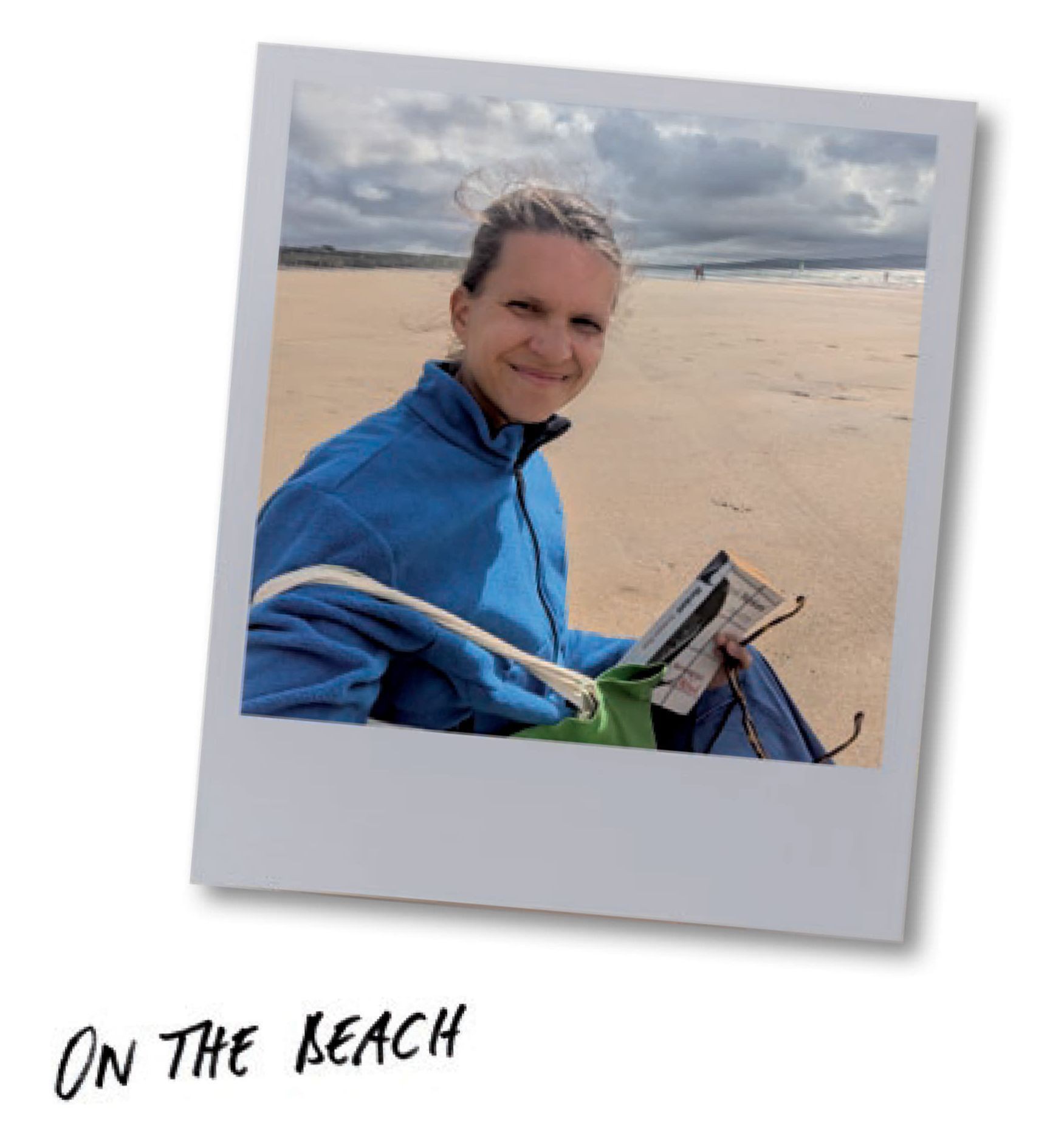 Sandra Lobnig beim Selfie am Strand. Es ist kühl am Atlantik, sie trägt eine blaue Weste und lange Hosen.