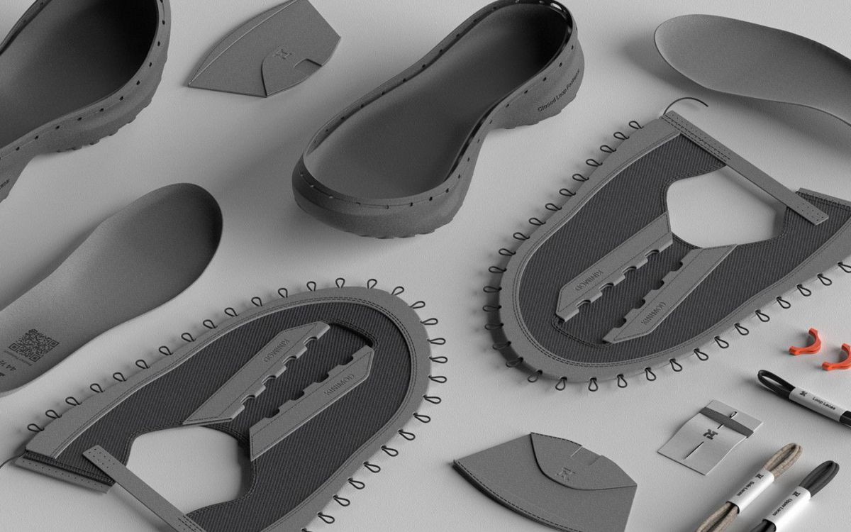 Digitale Ansicht auf die verschiedenen Einzelteile eines Schuhes: Sohle, Innensohle, Schaft mit Schlaufen, Bänder und Ösen.