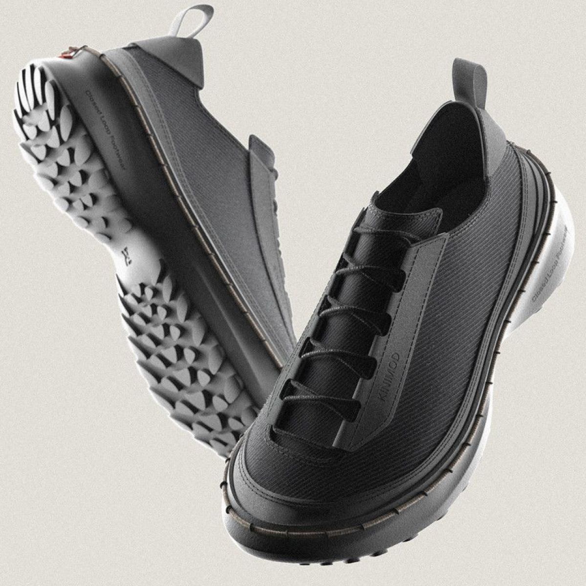 Ein Paar schwarze Sneakers.