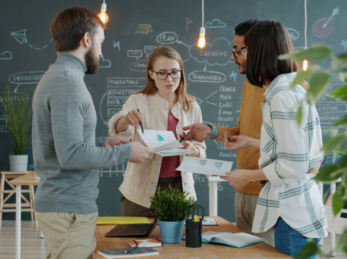 zwei Frauen und zwei Männer bei einem Business-Team-Meeting.