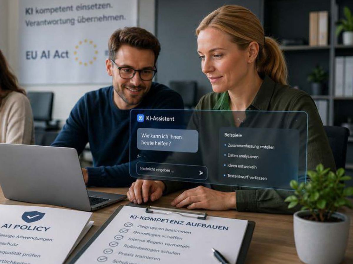 In einem Büro, drei Mitarbeiter*innen vor ihren Laptops, zwei arbeiten gerade zusammen, das virtuelle Fenster eines KI-Assistenten schwebt vor ihnen in der Luft.