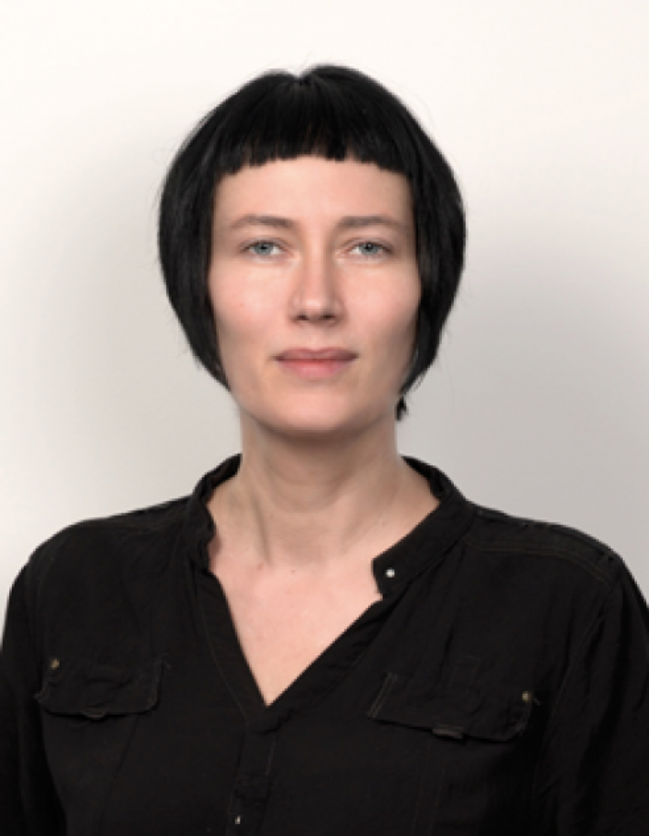 Portraitfoto von Chefredakteurin Martina Madner, links daneben die Überschrift 