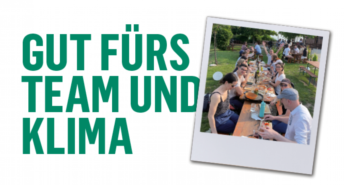 Titel in dunkelgrünen Großbuchstaben: GUT FÜRS TEAM UND KLIMA. Daneben ein Foto im Stil eines Polaroid-Pictures, darauf sind Menschen, die an einer langen Tafel aus Heurigengarnituren im Freien feiern.