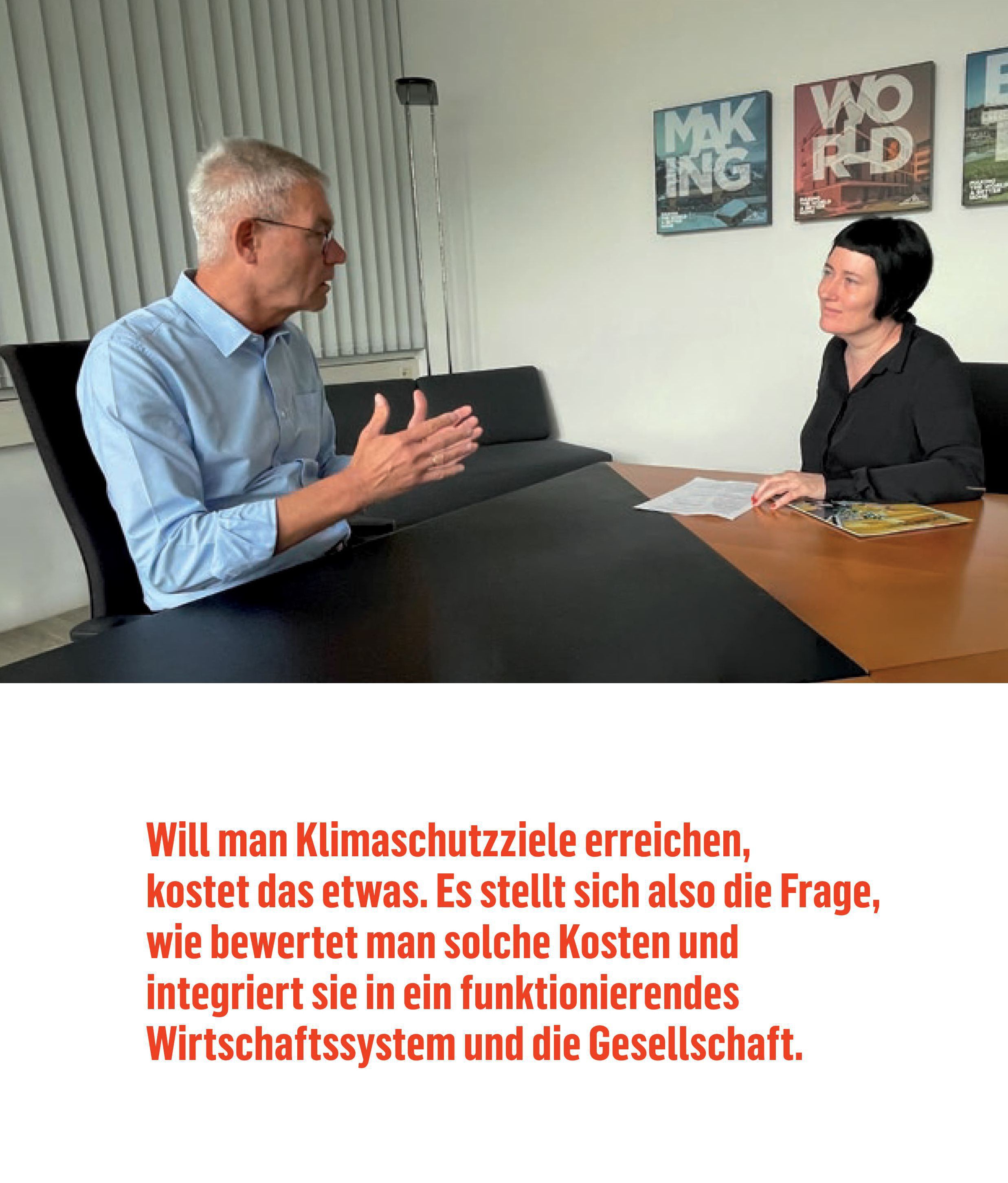 Das Foto zeigt Martina Madner im Gespräch mit Peter Giffinger, sie sitzen an einem Tisch in einem Besprechungsraum. Darunter ein Zitat in rot: 