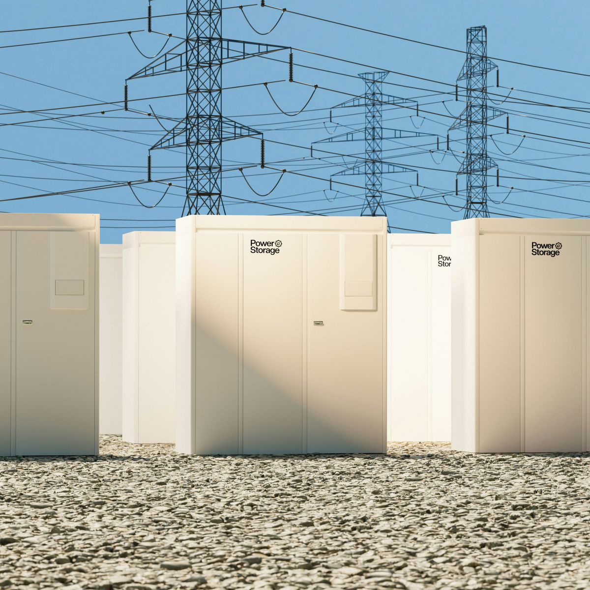 Viele weiße, rechteckige Kästen sind auf einer sonnenbeschienen Außenfläche aufgereiht, dahinter sieht man Stromleitungen zwischen Hochspannungsmasten gespannt vor blauem Himmel. Die Kästen tragen die Aufschrift 