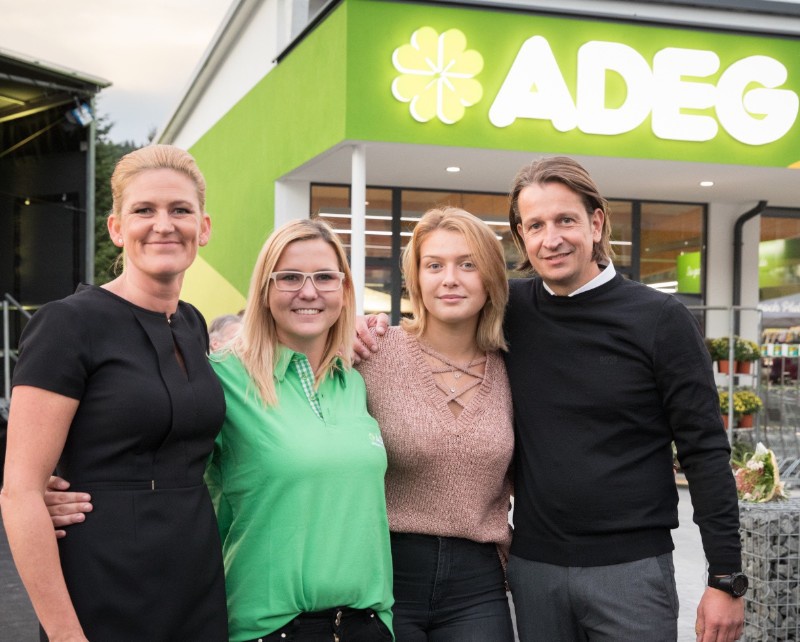 Die Kaufmannsfamilie Reithofer (Georg mit Lebensgefährtin Sarka und den Töchtern Christine und Johanna, v. l.) Foto: Adeg, Anna Stöcher