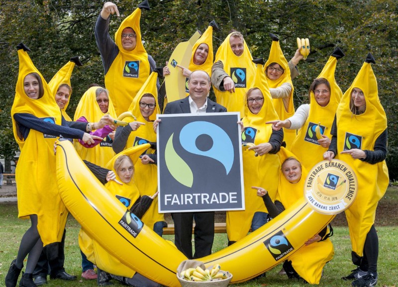 MitarbeiterInnen von Fairtrade sind mit Bananen verkleidet. Foto: Fairtrade-Tuma