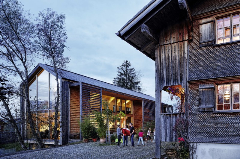 Ein altes und ein neues Haus stehen nebeneinander. Gelebte Baukunst im Bregenzerwald. Foto:Adolf Bereuter Bregenzerwald Tourismus