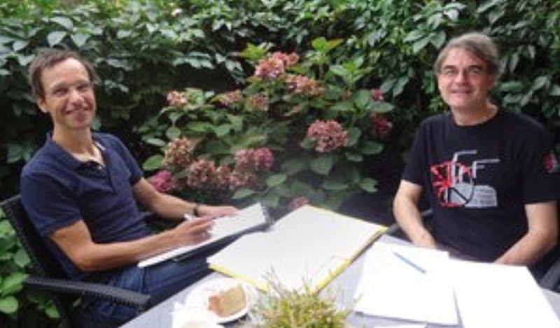 Ulrich Brand und Markus Wissen sitzen am Tisch. Foto: oekom