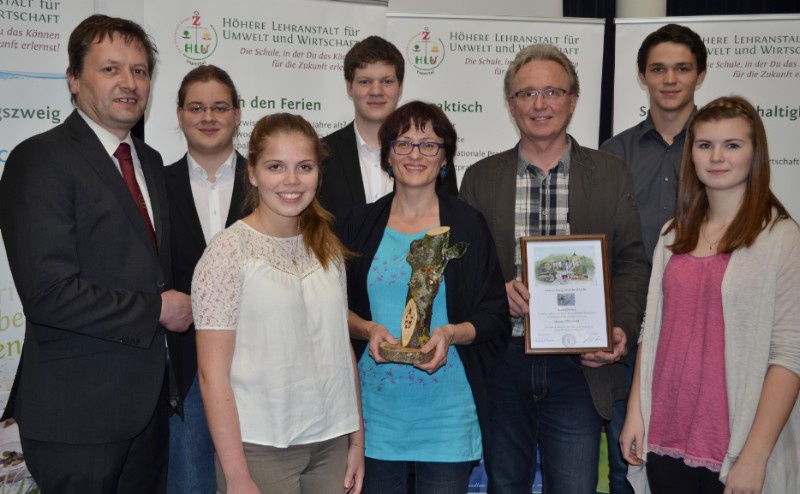Der "grüne Zweig" wird an Roswitha Reisinger und Christian Brandstätter vom Lebensart Verlag übergeben