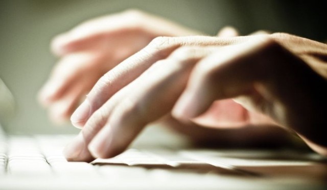 Hände, die in eine Tastatur hineintippen. Foto: photosuse_photocase_com