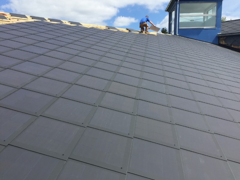 Dachfläche aus PV-Dachziegeln. Foto: Kioto Solar