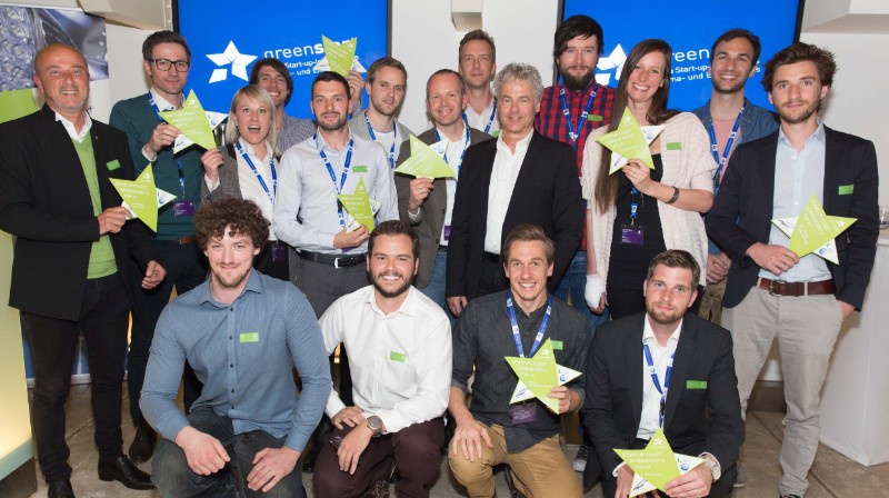 Die Greenstarter 2017 als Gruppe mit Sternen in der Hand. Foto: Scheiblecker