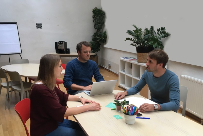 Lukas Hecke, Manuel Schule und Marlene Welzl sitzen am Besprechungstisch. Foto: Wohnbuddy