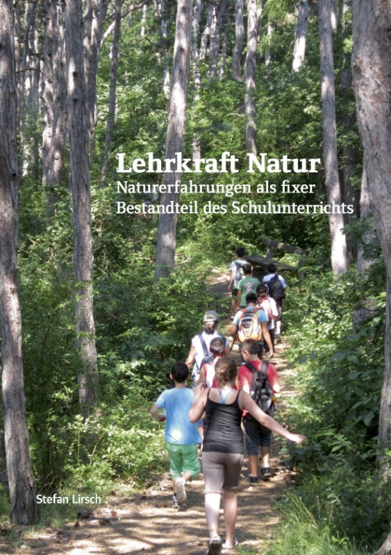 Cover des Lehrbuches: Eine Gruppe Menschen geht durch den Wald