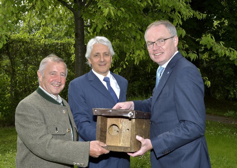 Hermann Leitner (Forum Natur und Artenschutz), Dr. Fritz Gattermayer (Vorstand AGRANA), NÖ Landesrat Dr. Stephan Pernkopf. Foto: NLK Pfeiffer