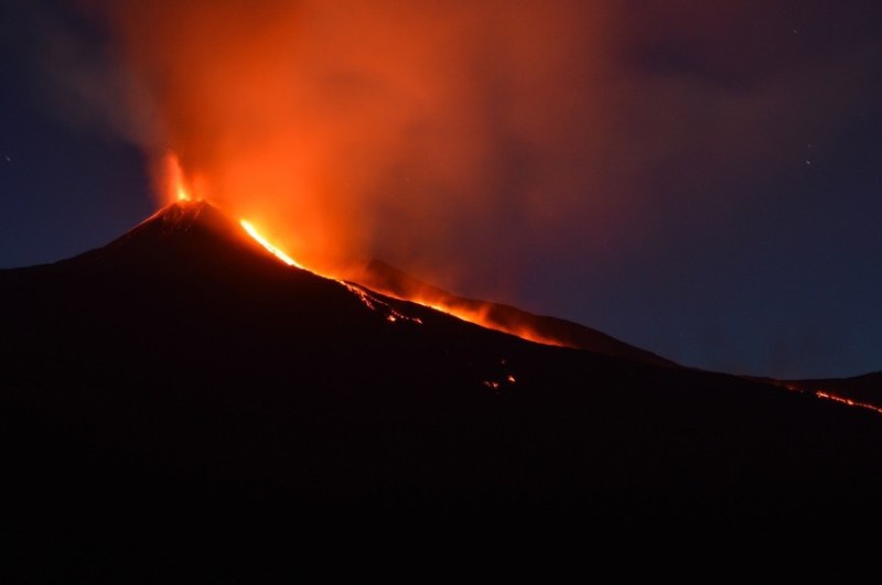 Das Bild zeigt einen Vulkanausbruch. Foto: Shawn Appel