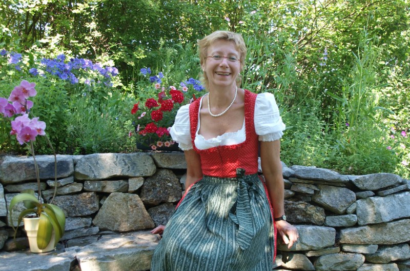 17-4-elisabeth-im-garten-c-gartenleben