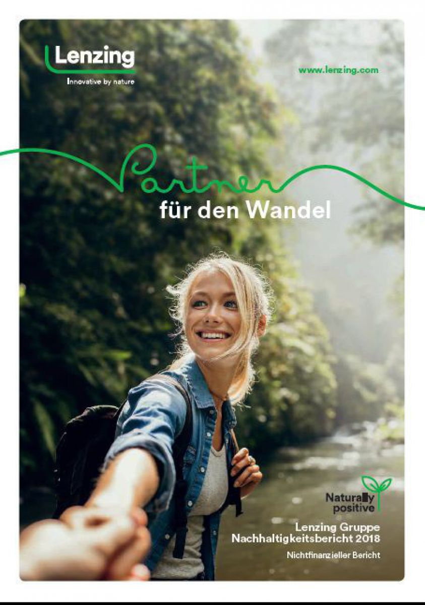 eine junge Frau wandert durch den Wald