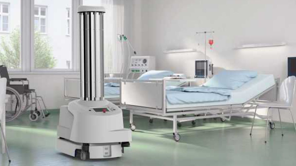Ein Roboter steht in einem Krankenhauszimmer