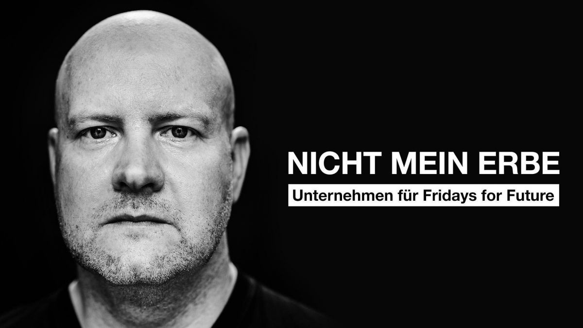 Portrait eines Mannes vor schwarzem Hintergrund mit der weißen Inschrift: Nicht mein Erbe. Unternehmen für Fridays for Future