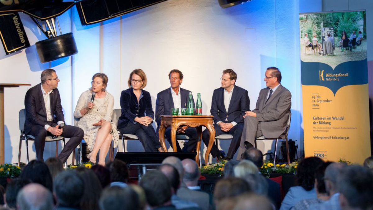 V.l.: Moderator Daniel Lohninger, WKNÖ-Präsidentin Sonja Zwazl, Landesrätin Christiane Teschl-Hofmeister, Julian Nida-Rümelin, Andreas Ferner  und Günther Ofner