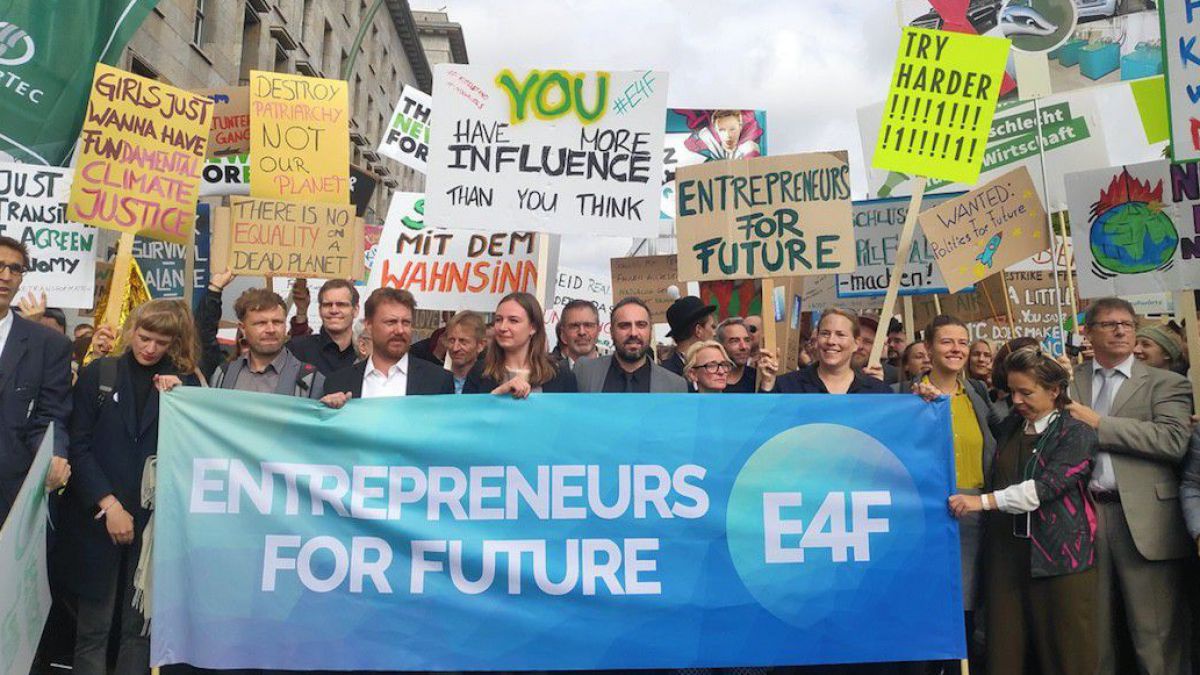 Menschen auf einer Demonstration mit einem Transparent: Entrepreneurs for future