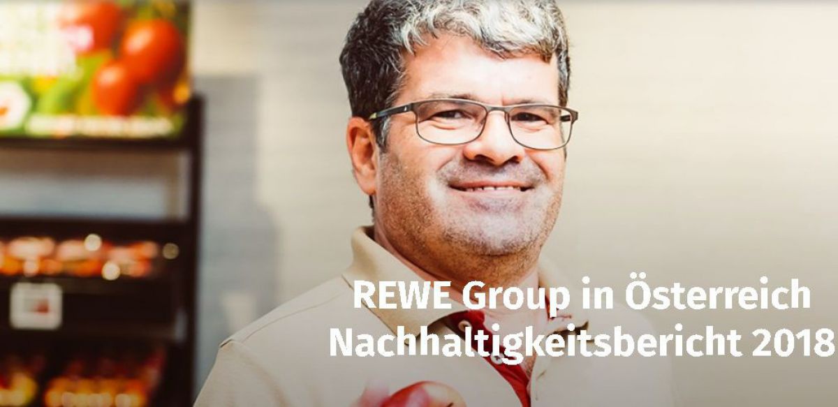 Ein Mann mit Brille vor einem Regal mit Obst und Gemüse