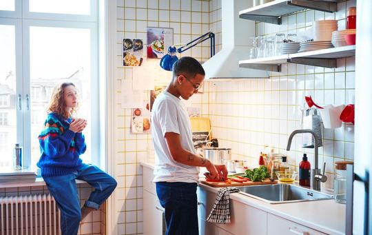 Zwei junge Menschen arbeiten in einer Küche