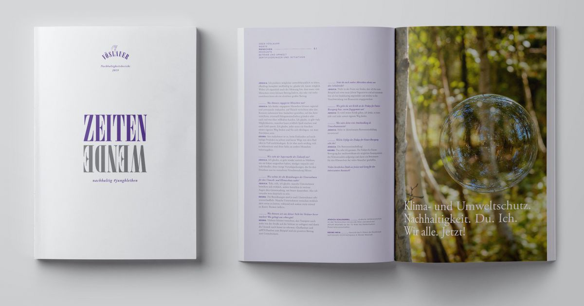 Am Cover sthet: Wendezeiten. Daneben aufgeschlagen liegt der Bericht. Auf der linken Seite Text, auf der rechten Seite das Bild eines Waldes.