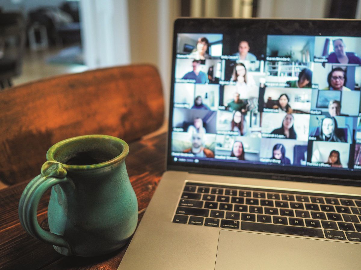 Laptop mit Fotos von Menschen in einer Videokonferenz